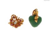 deux bijoux représentant un cœur vert et une fleur rose