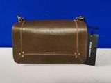 un sac à main en cuir marron orné d'une étiquette noire