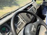 un homme qui conduit un bus dans la rue