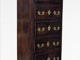 une image représentant une grande commode ornée de motifs dorés