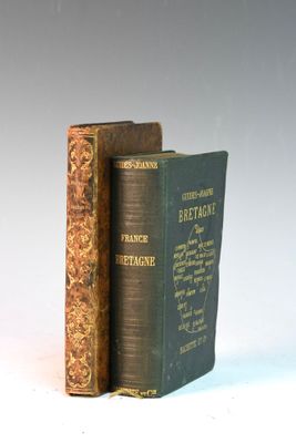 deux livres posés l'un sur l'autre sur une table