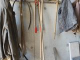 un grand nombre d'outils accrochés au mur
