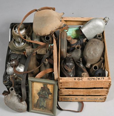 une boîte en bois remplie d'objets divers posée sur une surface blanche