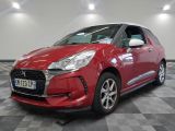 la voiture rouge est garée sur un sol en damier dans le garage