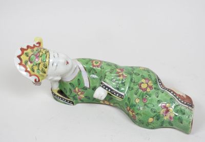 une figurine représentant un homme coiffé d'un chapeau
