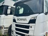 deux camions garés l'un à côté de l'autre sur le bord de la route