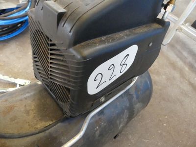 un petit compresseur d'air posé sur une moto
