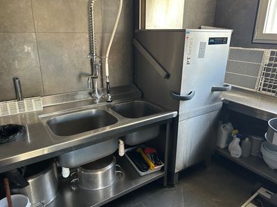une cuisine avec un évier et un réfrigérateur