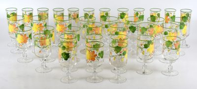 un grand nombre de verres à vin posés sur une table