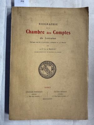un vieux livre posé sur une table à côté d'une tasse