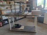une table sur laquelle est posé un ventilateur, dans un garage