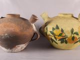 deux vases posés l'un à côté de l'autre sur une table