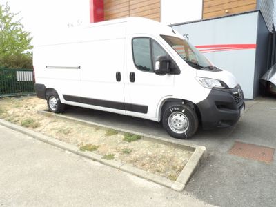 une camionnette blanche garée devant un bâtiment