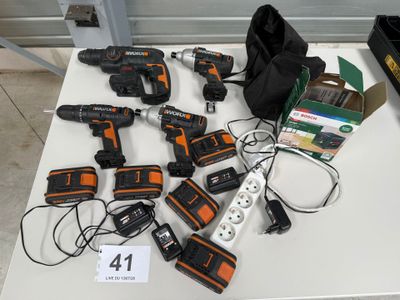 un grand nombre d'outils posés sur une table