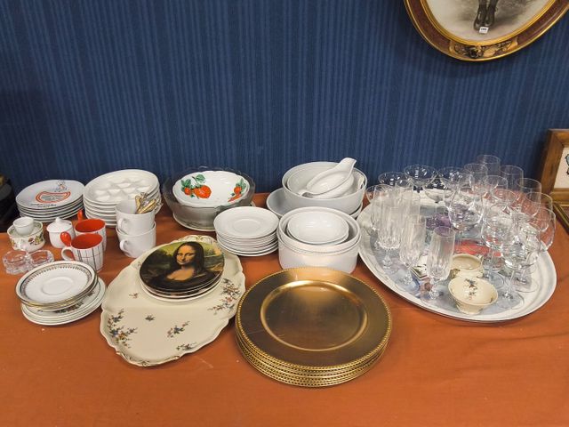 Important lot de vaisselles en porcelaine, verreries, petites cui...