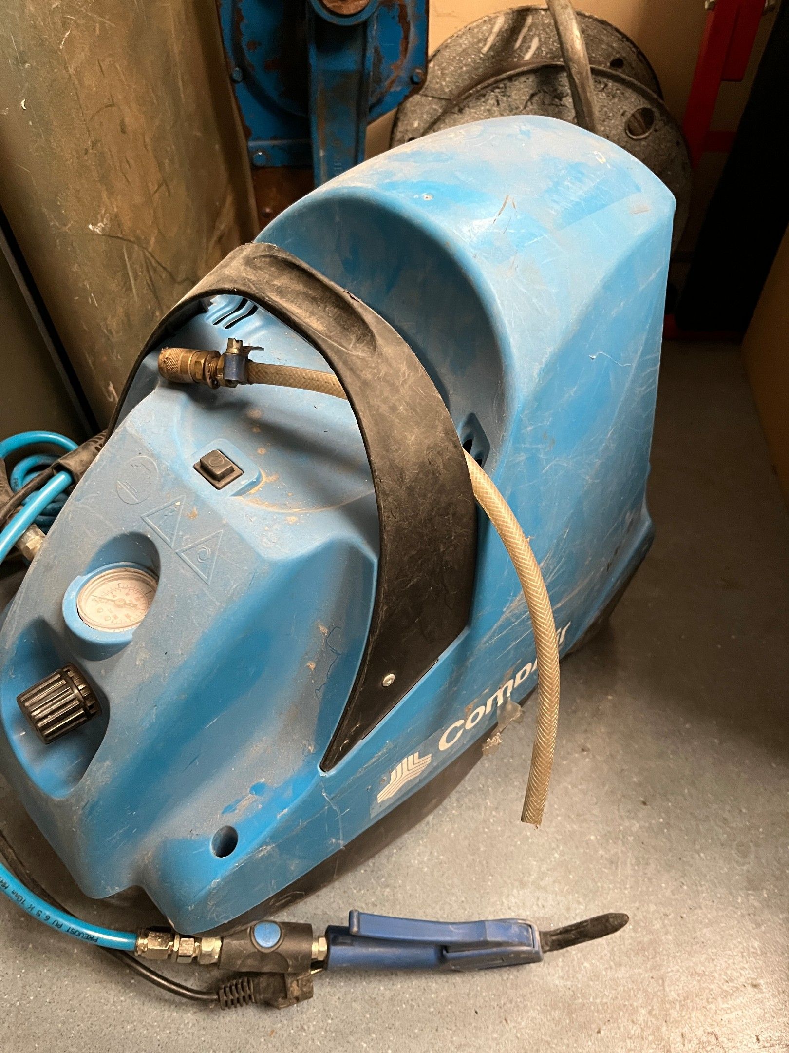 un petit compresseur COMPAIR capacité 6litres