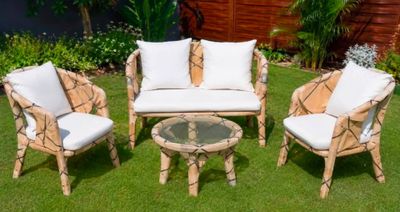 quatre chaises et une table dans l'herbe