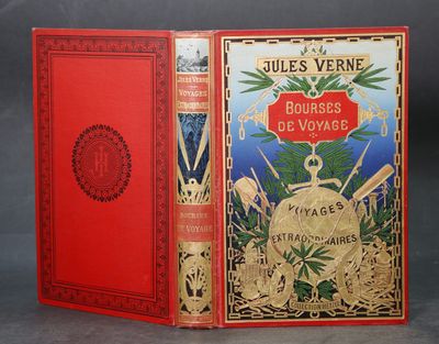 un vieux livre à la couverture rouge posé sur une table