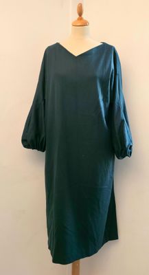 le dos d'une robe verte sur un mannequin, un mannequin, un mannequin, un mannequin, un mannequin, un mannequin, un mannequin, un mannequin