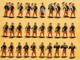 de nombreuses figurines représentant des hommes en uniforme militaire sont exposées