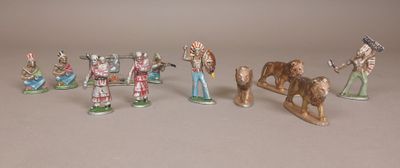 de nombreuses figurines de tailles et de couleurs différentes sur la table