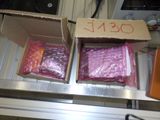 deux cartons de nourriture posés sur un tapis roulant