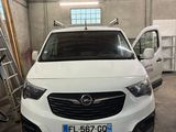 une photo d'une voiture blanche dans un garage
