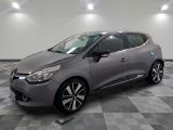 la voiture grise est garée sur un carrelage à carreaux