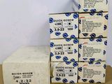 plusieurs boîtes de savon posées sur une table, à côté d'une boîte de savon