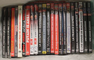beaucoup de DVD rangés ensemble sur une étagère