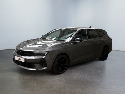 un SUV gris garé dans une pièce aux murs blancs