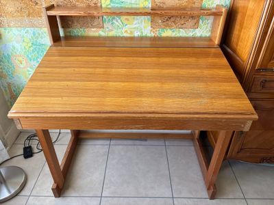 un petit bureau en bois sur lequel est posée une chaise