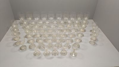 il y a beaucoup de verres sur la table dans la pièce
