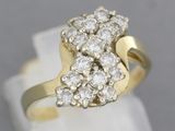 une photo d'une bague en diamant posée sur un présentoir