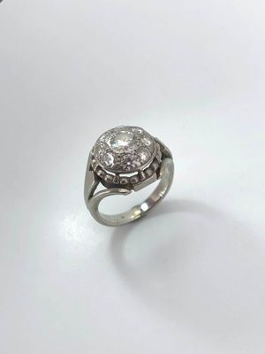 Bague dôme en or blanc 750 °/°°° (18K) sertie de diamants de…