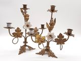 des bougeoirs ornés de fleurs et de feuilles sur chacun d'entre eux
