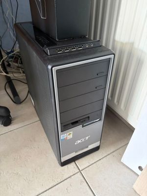 une tour d'ordinateur sur laquelle est posé un ordinateur portable