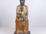 statue représentant une femme tenant un enfant assis sur un tabouret