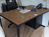 un bureau avec une chaise et une lampe dans une pièce
