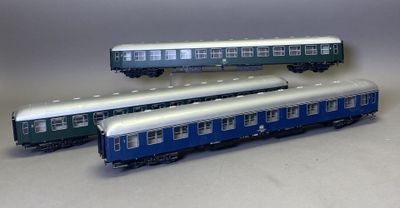 trois trains posés côte à côte sur une table