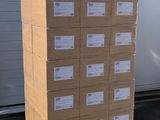 une pile de cartons sur laquelle est posée une canette de soda