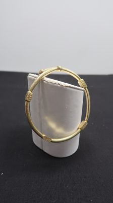 un gros plan sur une serviette blanche sur laquelle repose une bague en or