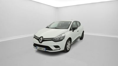 une voiture blanche dans une pièce blanche au sol blanc