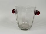 un vase en verre avec des anses rouges sur un fond blanc