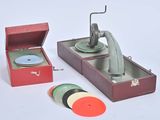 une boîte rouge contenant un tourne-disque et un disque