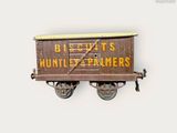 un wagon de petit train sur lequel est accrochée une pancarte