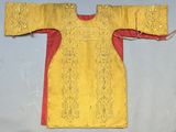 une image représentant une robe jaune et rouge sur un fond blanc