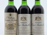 trois bouteilles de vin rouge sont alignées sur une table