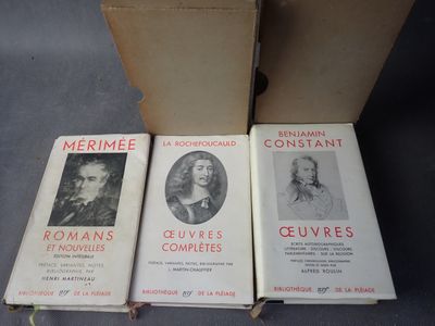 trois livres posés l'un à côté de l'autre sur une table