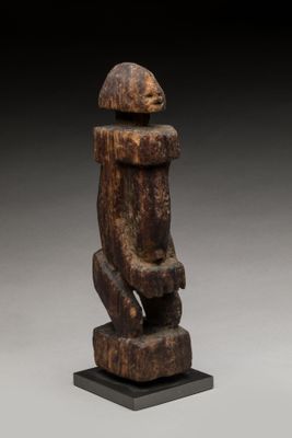 un gros plan d'une sculpture en bois posée sur une surface noire